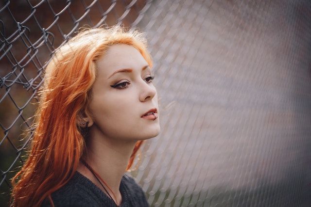 mujer Piercings en el labio inferior