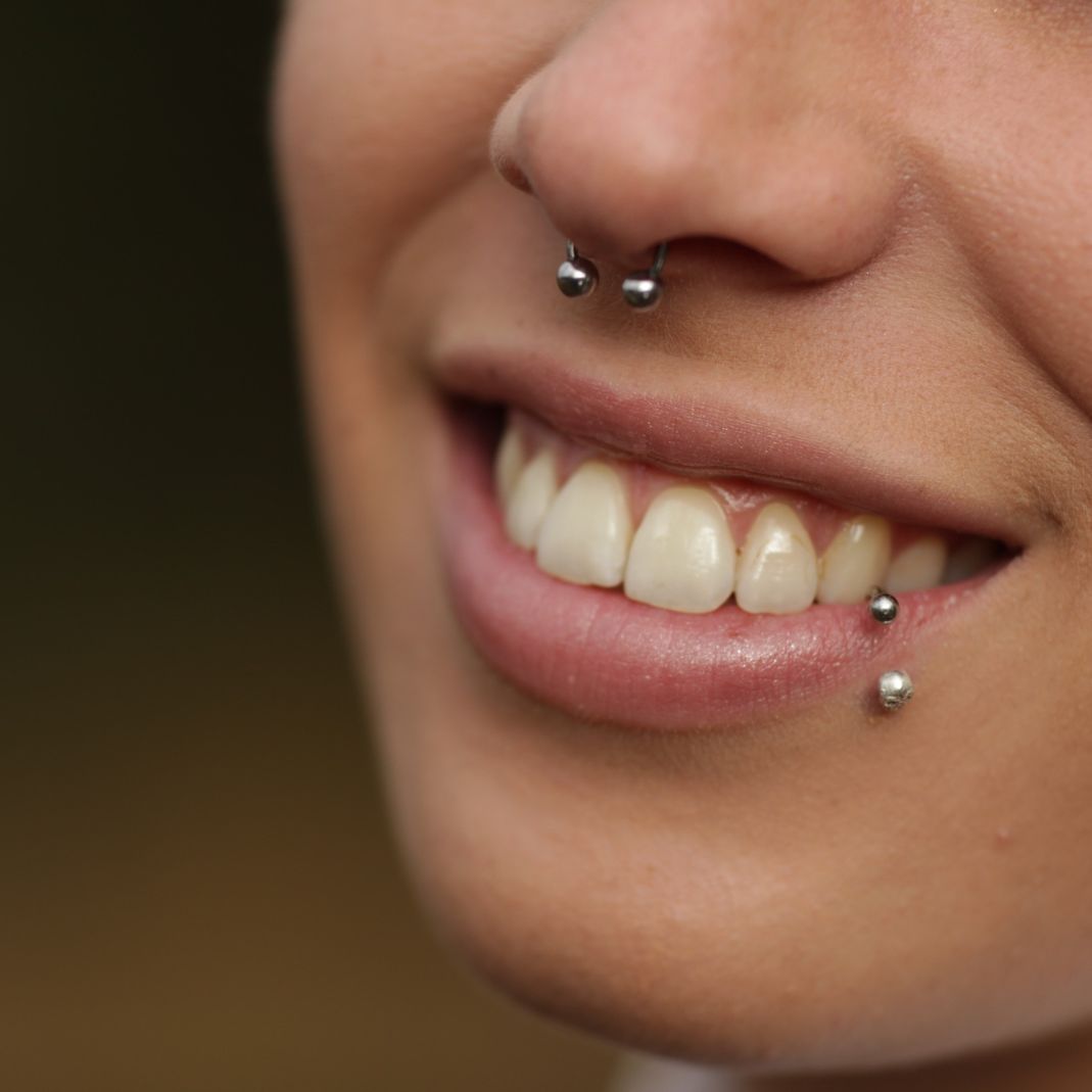 mujer con Piercings